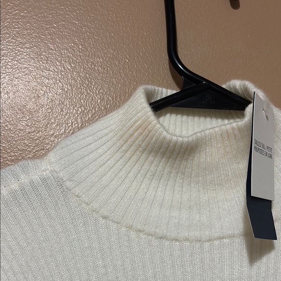 Elegant White Ribbed Knit Dress - Picture 5 of 5